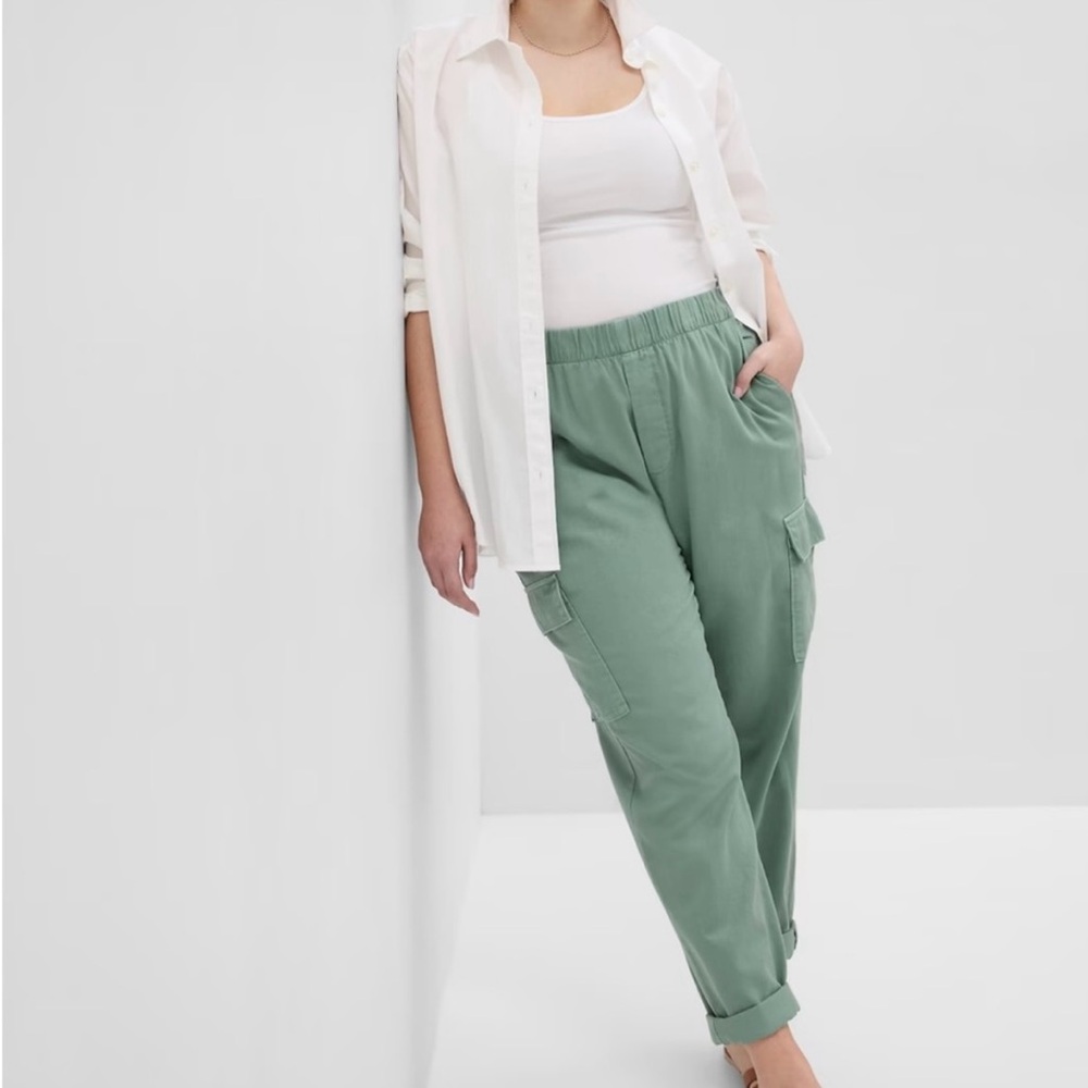 GAP Women's mid-rise cotton cropped cargo